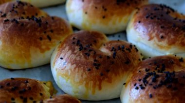 Pişirme kağıtlı hamur işleri, sıcak ve taze susamlı çörekler.,