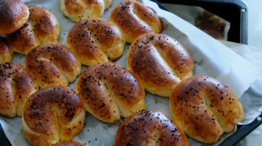 Ev yapımı ve el yapımı sağlıklı ve saf susamlı pasta, taze pişmiş susamlı çörekler.,