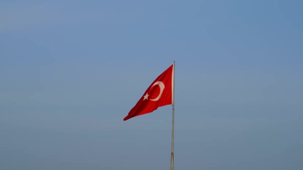 トルコ国旗と青い空の共和国 — ストック動画