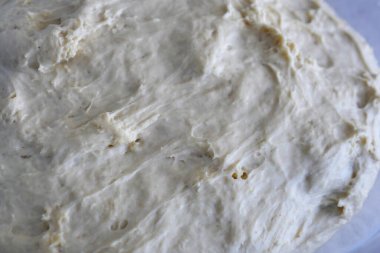 Bir kasede mayalanmış hamur, maya hamuru, ev yapımı doğal hamur.,