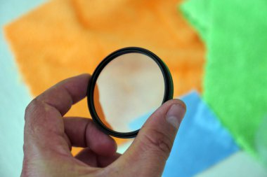 Kamera lensini ve gözlüğü mikrofiber bez, lens ve filtre camla temizliyorum.,