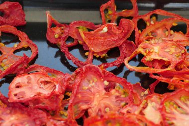 Güneşte kurutulan domatesler, kurutulmuş domatesler, organik kurutulmuş domatesler.,