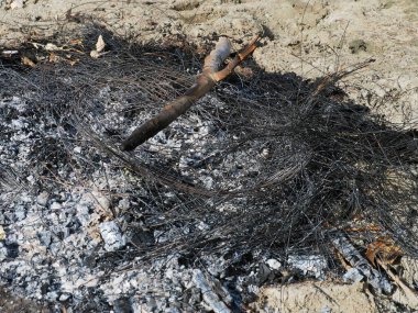 Lastik yandı ve sadece kablolar kaldı.,