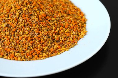 Bir tabak dolusu arı poleni, yakın plan arı çiçeği poleni.,