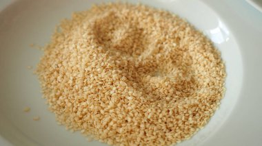 Çiğ susam, yakın plan simitler, tabakta bir sürü susam.,