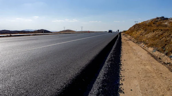 Carretera Asfaltada Nueva Construcción Vehículos Carretera Asfaltada Larga —  Fotos de Stock