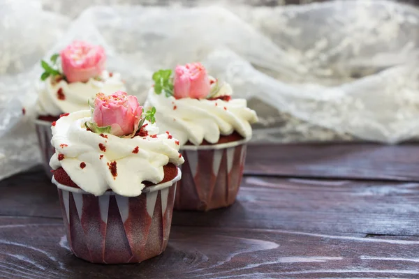 Rode Fluwelen Cupcakes Met Slagroom Roze Rozenbloemen — Stockfoto