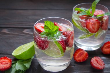 Soğuk yaz içkileri çilekli, limonlu ve naneli bardaklarda