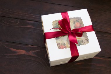 Kekli hediye kutusu. Tahta tahtada kırmızı fiyonklu beyaz kutu. Güzel hediye.