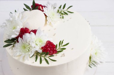 Taze çiçekli beyaz pasta ve nar. Düğün Konsepti, Sevgililer Günü, Anneler Günü, Doğum Günü Pastası. 