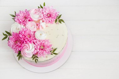 Pembe kek. Pastanın üstüne krema ve pembe çiçekler. Düğün konsepti, Sevgililer Günü, Anneler Günü, Doğum günü pastası. Beyaz arkaplan