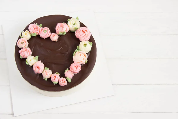 Шоколадный Торт Сердцем Розовых Роз Белый Фон Деревянная Доска — стоковое фото