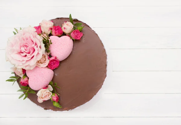 Серця Вершині Торта Прикрашені Рожевими Трояндами Концепція Весілля День Святого Стокове Зображення