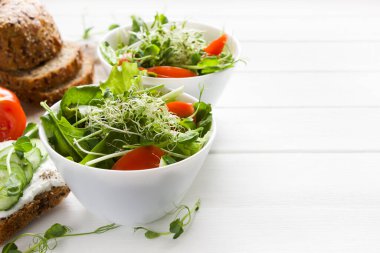 Domatesli mikro yeşillik salatası, salatalık, yapraklar salata karışımı. Sağlıklı yemek geçmişi. Vejetaryen yemeği, diyet yemeği, sağlıklı beslenme konsepti. Boş boşluk
