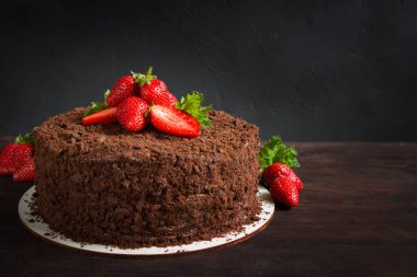 Napolyon çikolatalı keki. Böğürtlenli çikolatalı pasta, kahverengi tahta