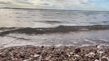 Sabah deniz ve kumsal.