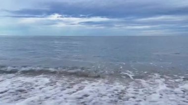 Sabah deniz ve kumsal.