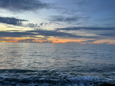 Sabah deniz ve kumsal. 