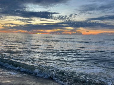 Sabah deniz ve kumsal. 