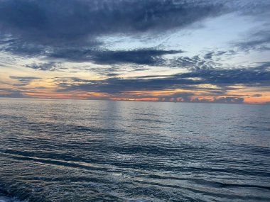 Sabah deniz ve kumsal. 