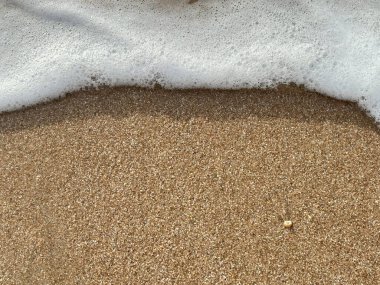 Kumsal ve beyaz köpük 