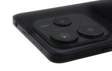 Akıllı telefon üçlü kamerası keskin detaylar, modern telefon lensi tasarımı sergileniyor, parlak siyah mobil cihaz teknoloji markalarını çekiyor, akıllı telefon kamerası modülü, telefon tamiratı, üçgen düzende düzenlenmiş, beyaz arka planda dikdörtgen izole edilmiş.