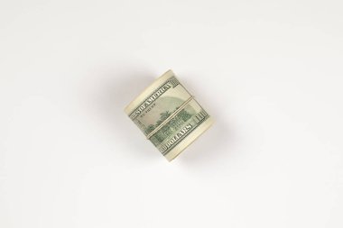 100 dolarlık banknot rulo üzerinde izole beyaz arka plan