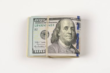 100 dolarlık banknot rulo üzerinde izole beyaz arka plan