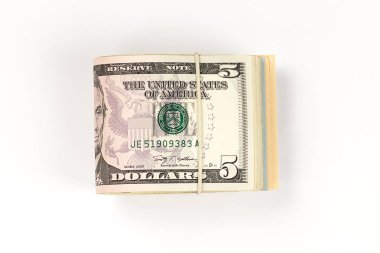 ABD yığını 5 dolar beyaz arka plan üzerinde izole