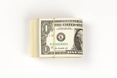 Beyaz arka plan üzerinde izole ABD 1 dolar yığını