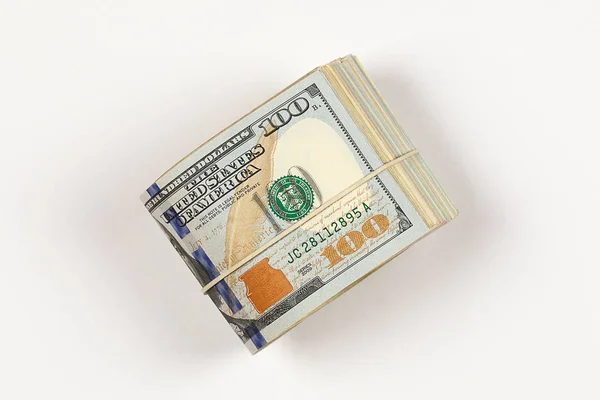 100 dolarlık banknot rulo üzerinde izole beyaz arka plan