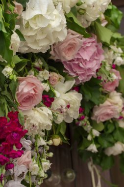 Düğün çiçek dekorasyon kahverengi ahşap çit üzerinde