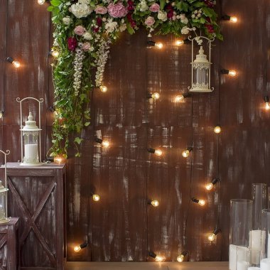 Browm ahşap arka plan veya çit çiçek dekorasyonu ile beyaz fener