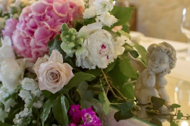 Düğün masa dekorasyonu ile melek çiçek buketi