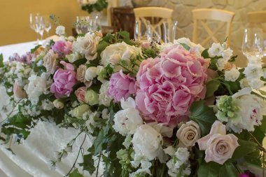 Masa dekorasyonu ile makara çiçekler buket düğün