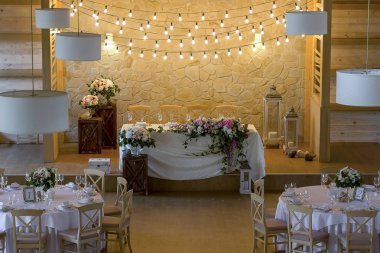 Restoran dekore edilmiş ve düğün ziyafet için servis