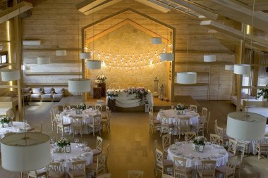 Restoran dekore edilmiş ve düğün ziyafet için servis