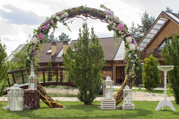 Düğün töreni arch dekore edilmiştir. Düğün sitesi. Aşk
