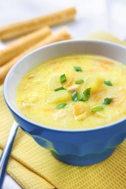 Tavuk, patates ve zerdeçal bir arka plan üzerinde grisini ile peynir çorbası