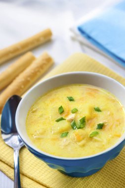 Tavuk, patates ve zerdeçal bir arka plan üzerinde grisini ile peynir çorbası