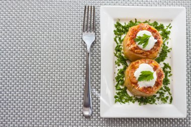 Et ve sebze doldurulmuş Kabak Domates sosuna komposto