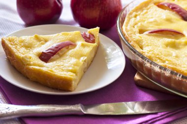 Elma ile tatlı süzme peynir güveç