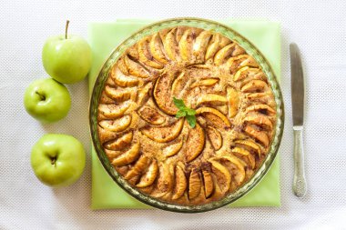 Elmalı turta ile tarçın ve zemin badem