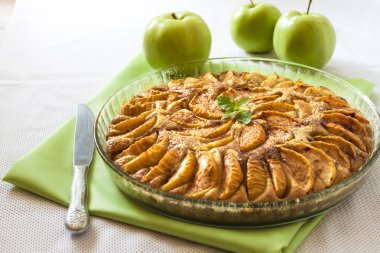 Elmalı turta ile tarçın ve zemin badem