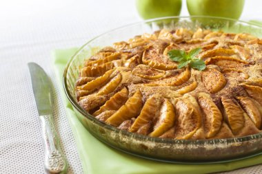 Elmalı turta ile tarçın ve zemin badem