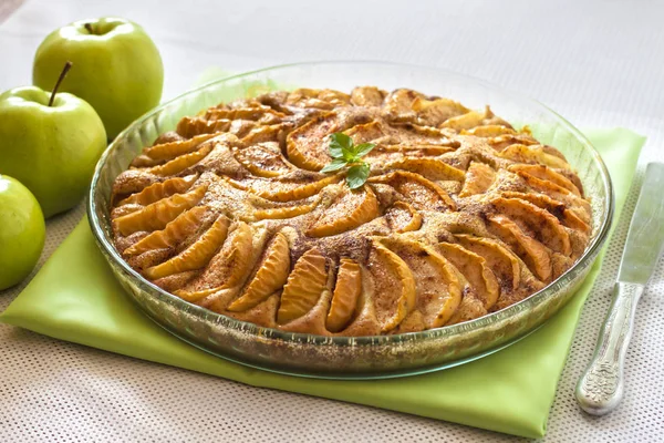 Elmalı turta ile tarçın ve zemin badem