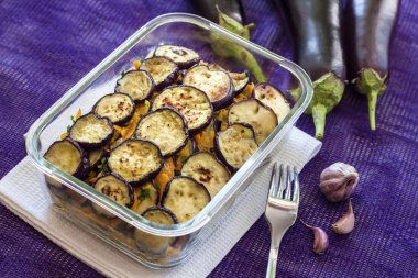 Meze kızarmış ve Marine Patlıcan Soğan ve havuç bir cam kase