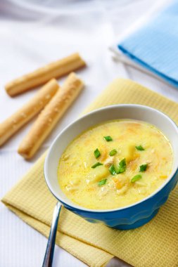 Tavuk, patates ve zerdeçal bir arka plan üzerinde grisini ile peynir çorbası