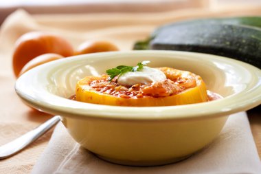 Et ve sebze doldurulmuş Kabak Domates sosuna komposto