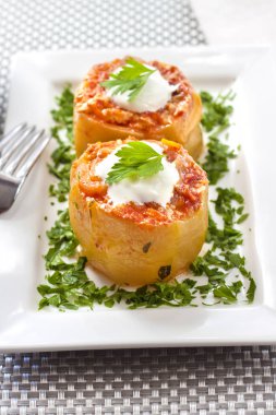 Et ve sebze doldurulmuş Kabak Domates sosuna komposto